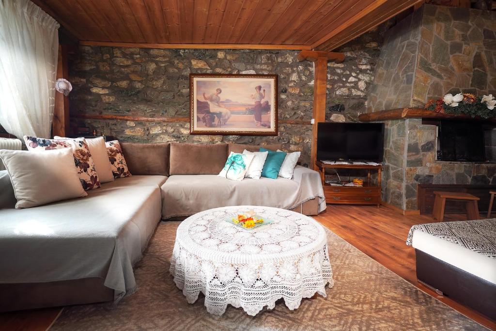 un soggiorno con un divano e un tavolo di Loutra Mountain Nature a Aridaía