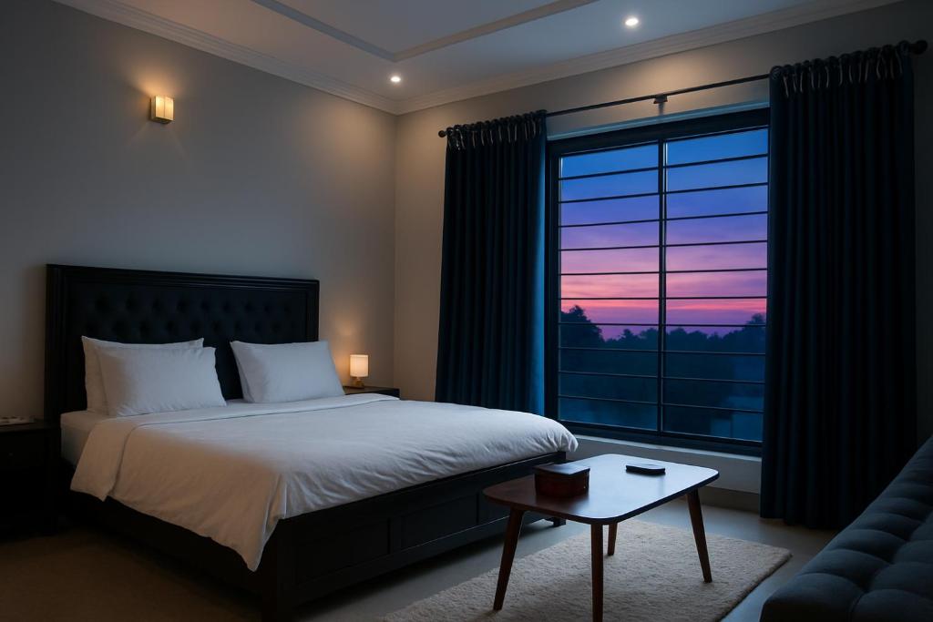 een slaapkamer met een bed en een raam met een zonsondergang bij The Canvas Stay in Islamabad