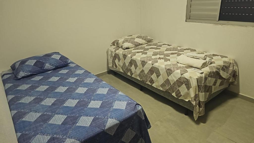 zwei Betten nebeneinander in einem Zimmer in der Unterkunft Q 461 Apartamento 02 quartos mobiliado in São Borja