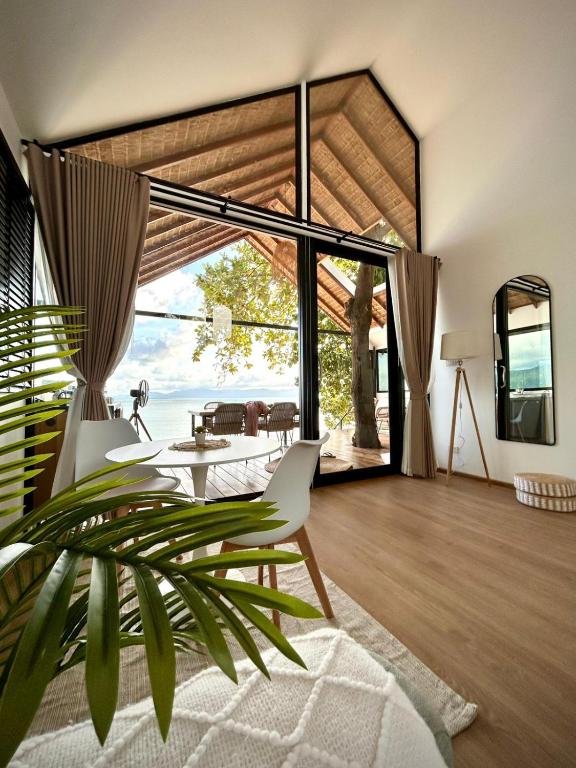 a living room with a table and a plant at The Cosy Sunset Beach Resort in Thong Sala