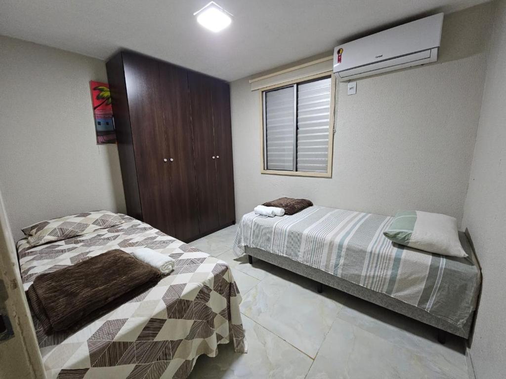 En eller flere senge i et værelse på O 353 Apartamento mobiliado completo 02 quartos com garagem