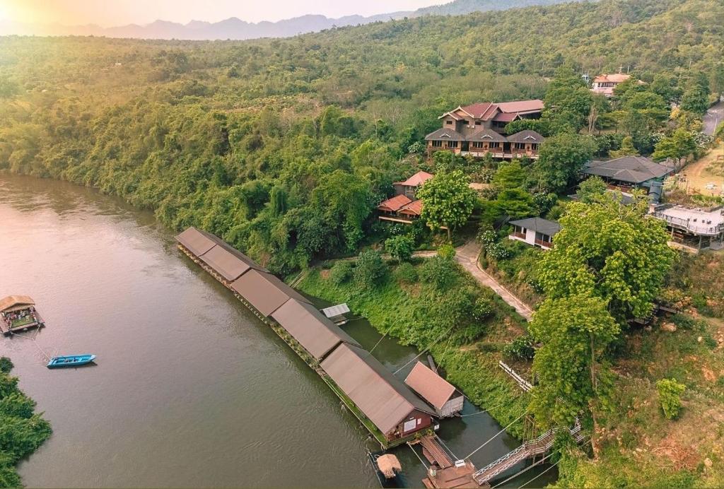 een luchtzicht op een huis op een rivier bij Star Hill River Kwai Resort in Ban Kaeng Raboet