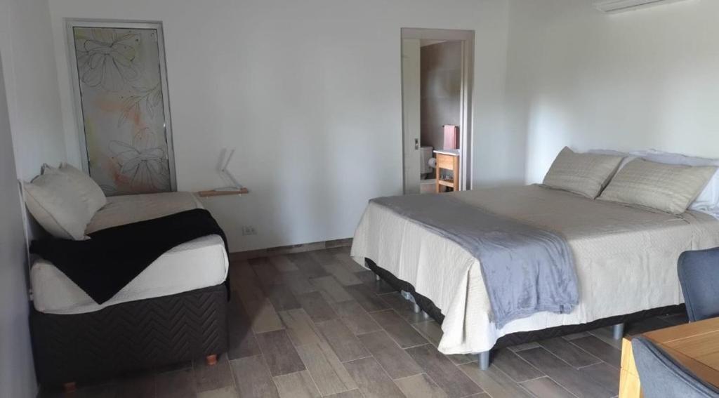 une chambre avec deux lits dans une pièce dans l'établissement Cabañas Don Ricardo, à Dolores