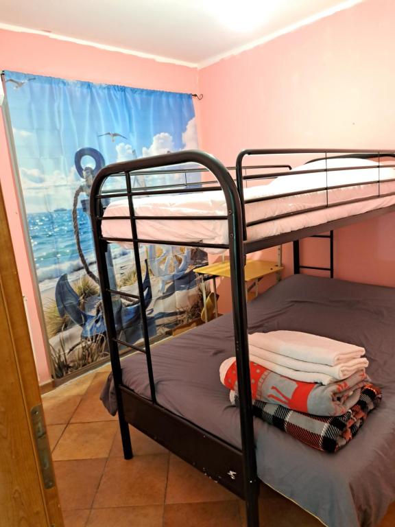 een stapelbed in een kamer met een raam bij Il Marinaio in Messina