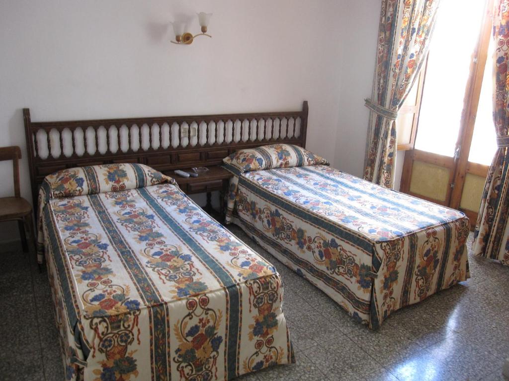 エステリ・ダネウにあるFonda Agustíのベッド2台が隣同士に設置された部屋です。