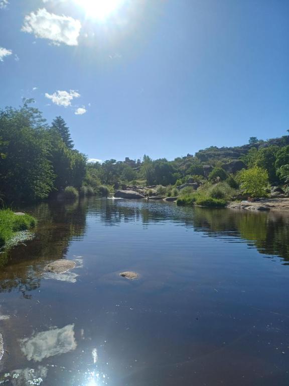 vista su un fiume da un ponte di Loft serenity a Villa Carlos Paz