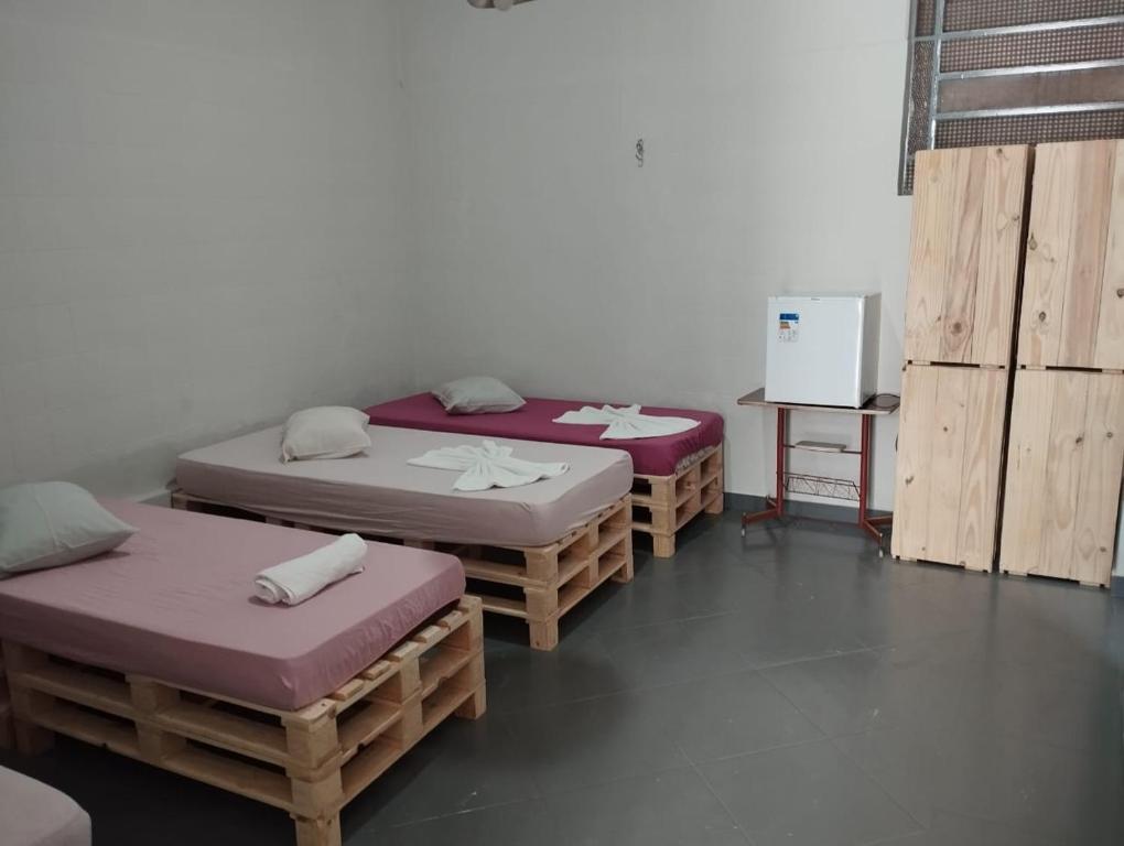 En eller flere senge i et værelse på Alojamento seu Jorge