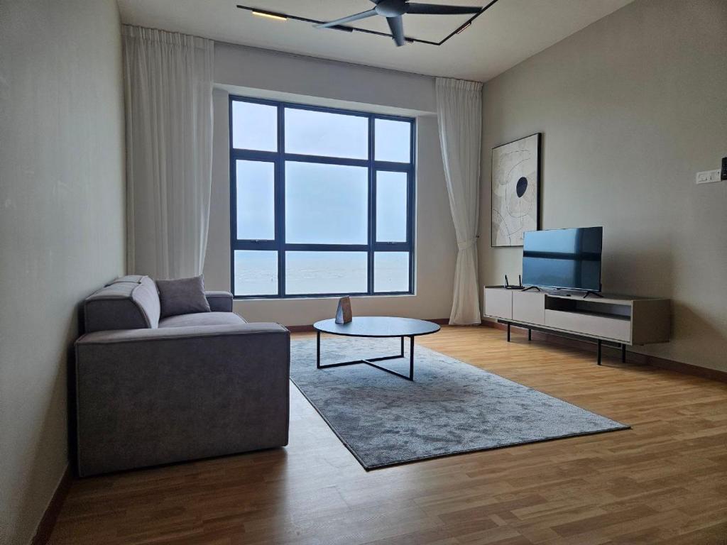 ein Wohnzimmer mit Sofa und Fernseher in der Unterkunft House Of 88 in Gua Sai