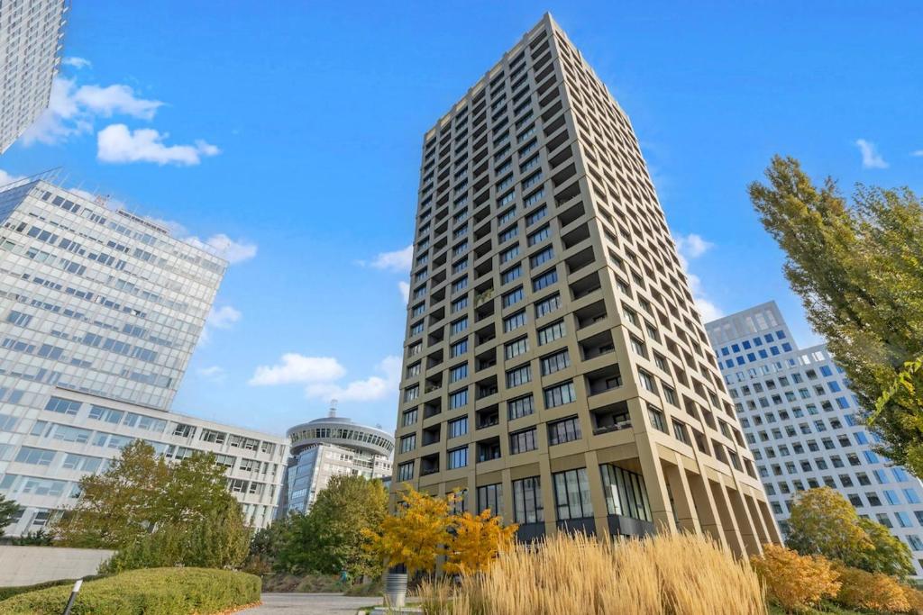 un grand bâtiment dans une ville avec de grands immeubles dans l'établissement LAM Concrete AC - Balcony, à Staré Mesto