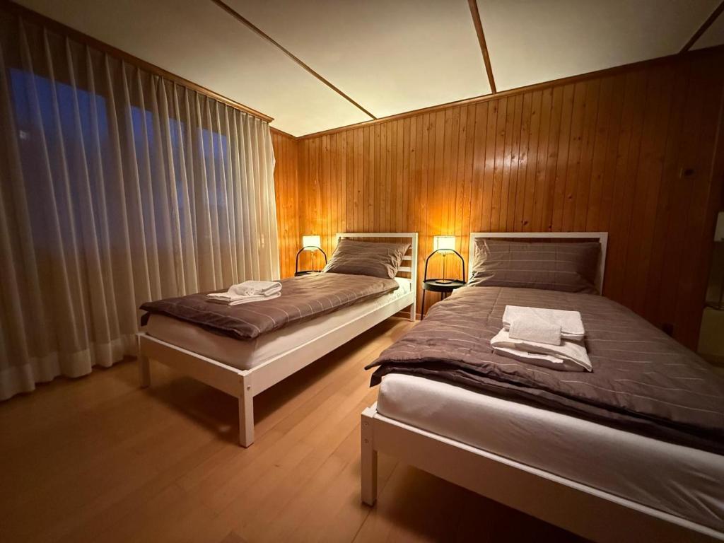 En eller flere senge i et værelse på LaVida Wave Lakeside, Interlaken, Ski, free parking