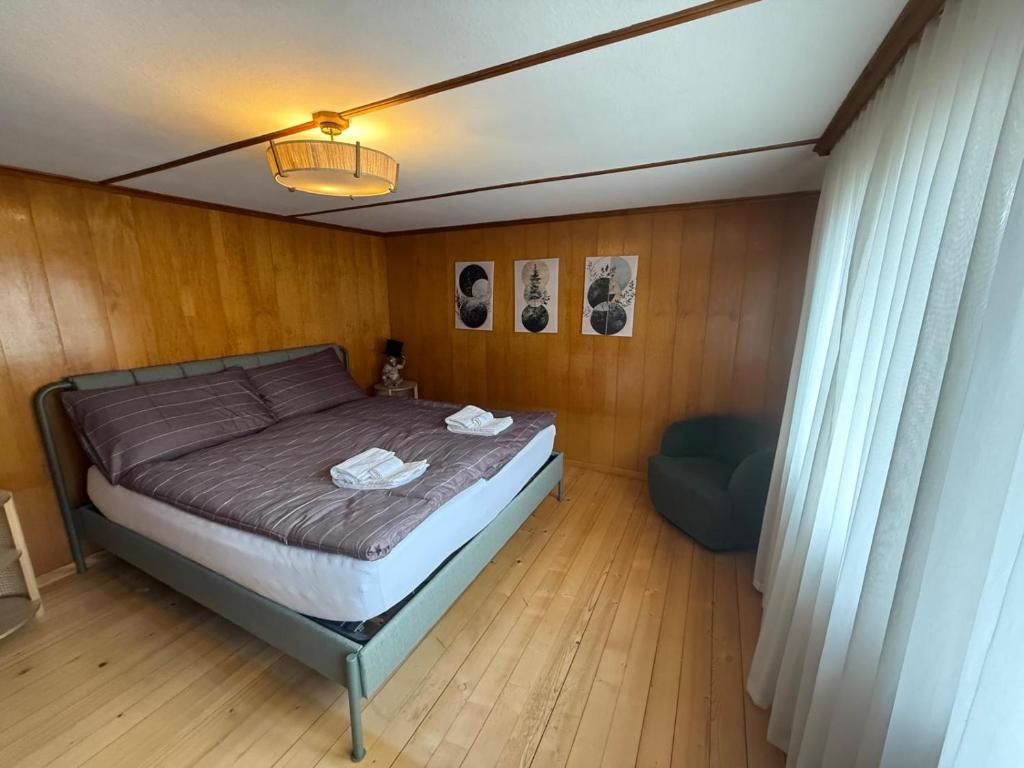 Postel nebo postele na pokoji v ubytování LaVida Wave Lakeside Haven Interlaken