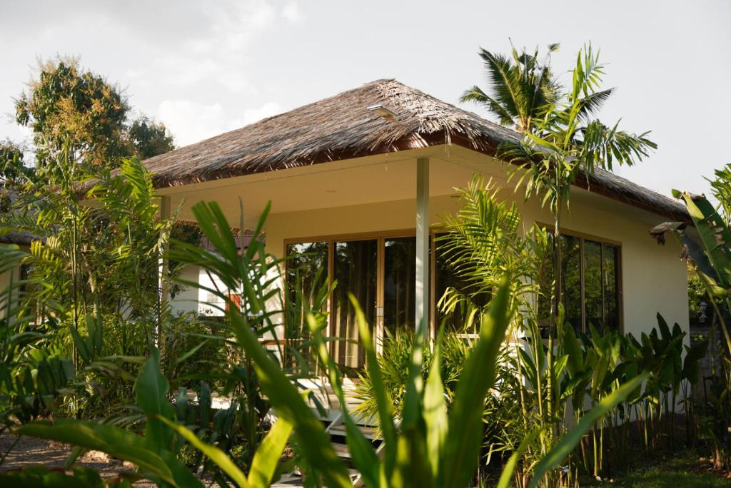 una piccola casa in mezzo a un giardino di Cocco House ad Aonang Beach