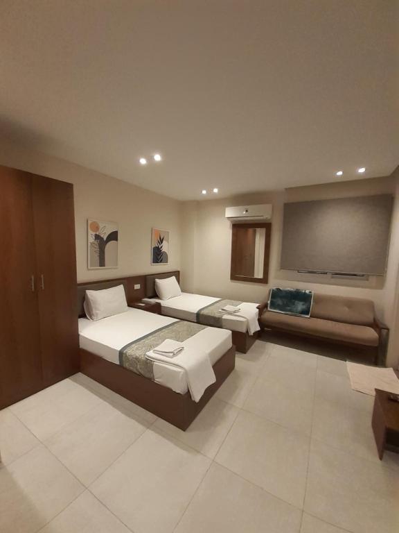 Ein Bett oder Betten in einem Zimmer der Unterkunft October Square