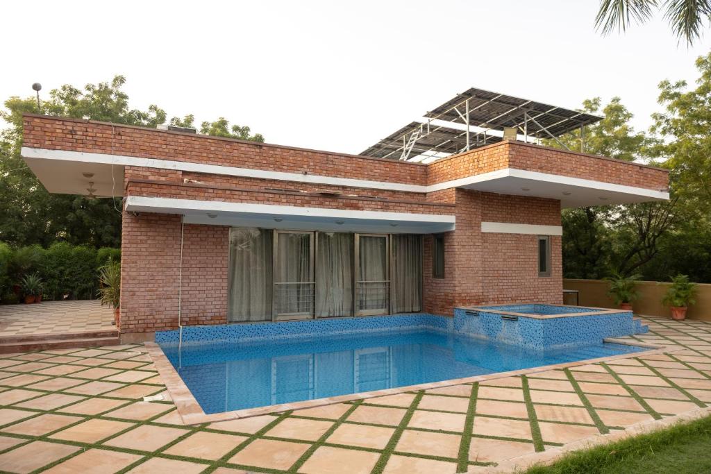 Swimmingpoolen hos eller tæt på Sukoon The घरर