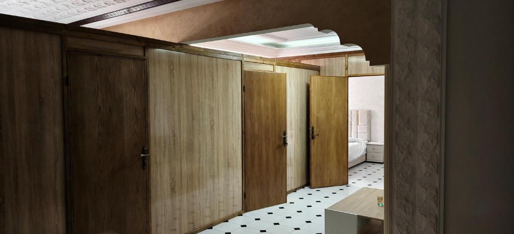 een hal met houten deuren en een badkamer met een toilet bij 锦鲤JinLi Central in Casablanca