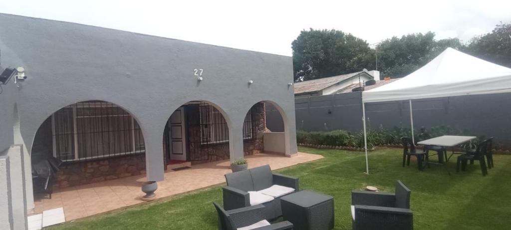 En terrasse eller udendørsområde på Lifegate Guesthouse