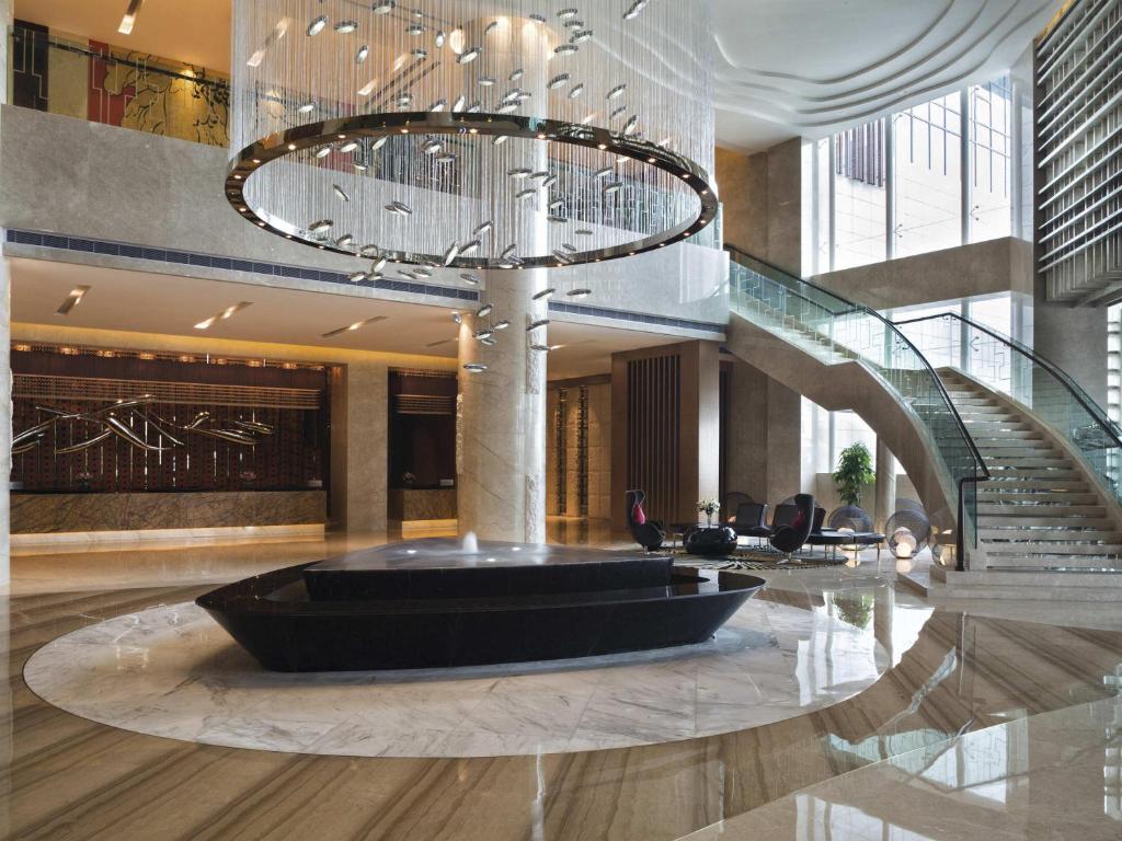 恩施恩施瑞享国际酒店的大楼里有大型吊灯的大厅