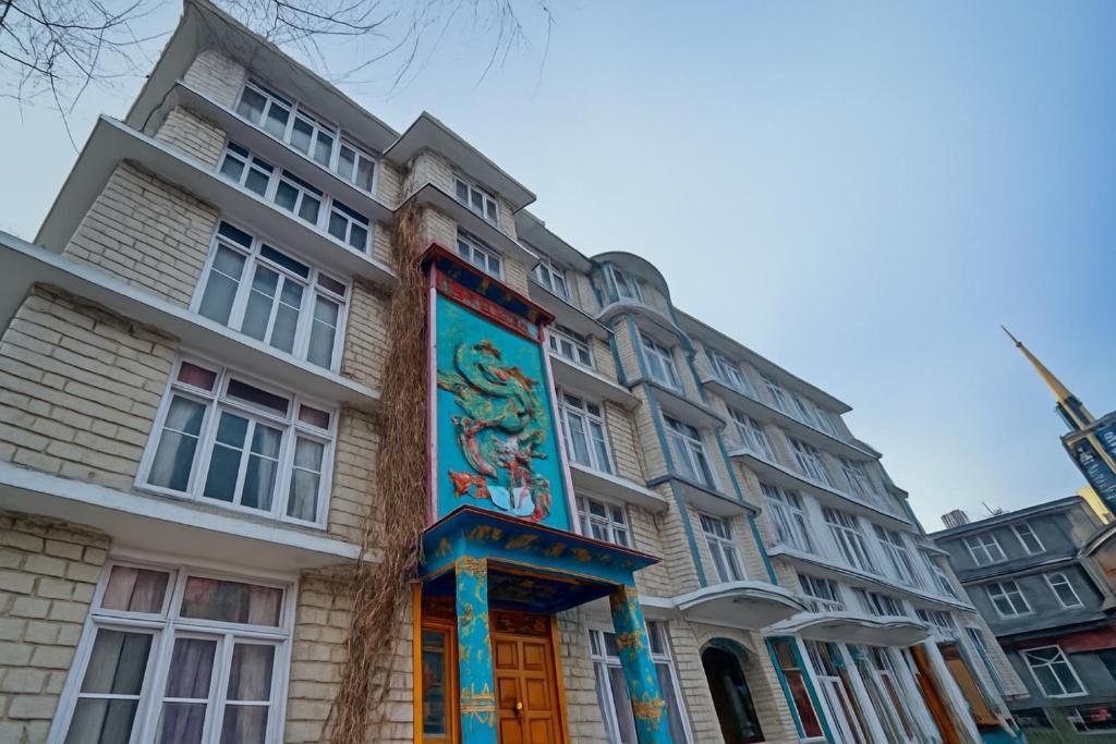 un bâtiment avec une enseigne devant lui dans l'établissement 4Everstay Grand Luxury Sambhala Premium Rooms Free Parking & Wifi !!! Top Rated & Best Selling Hotel In Manali, à Manali