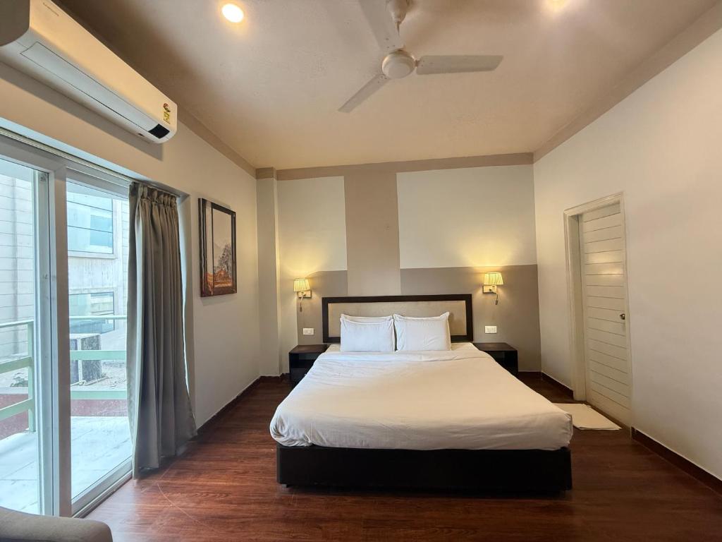 En eller flere senge i et værelse på BedChambers Premium Suites, Sector 29 Gurgaon