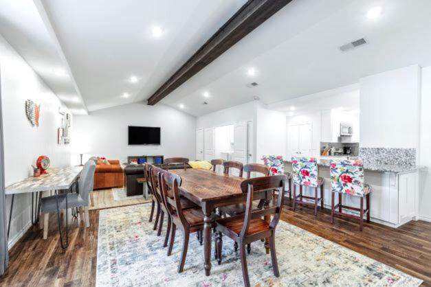 een keuken en eetkamer met een tafel en stoelen bij Stadium Oasis in Arlington