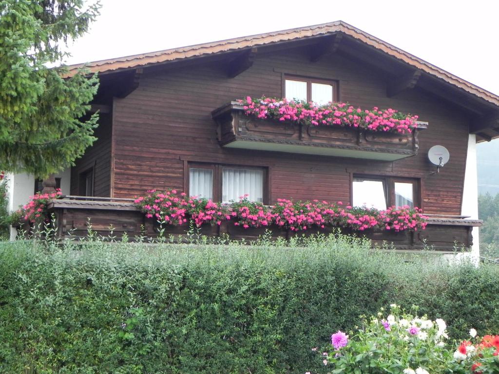 una casa con flores en las ventanas en Ferienwohnung Schautzgy, en Reutte