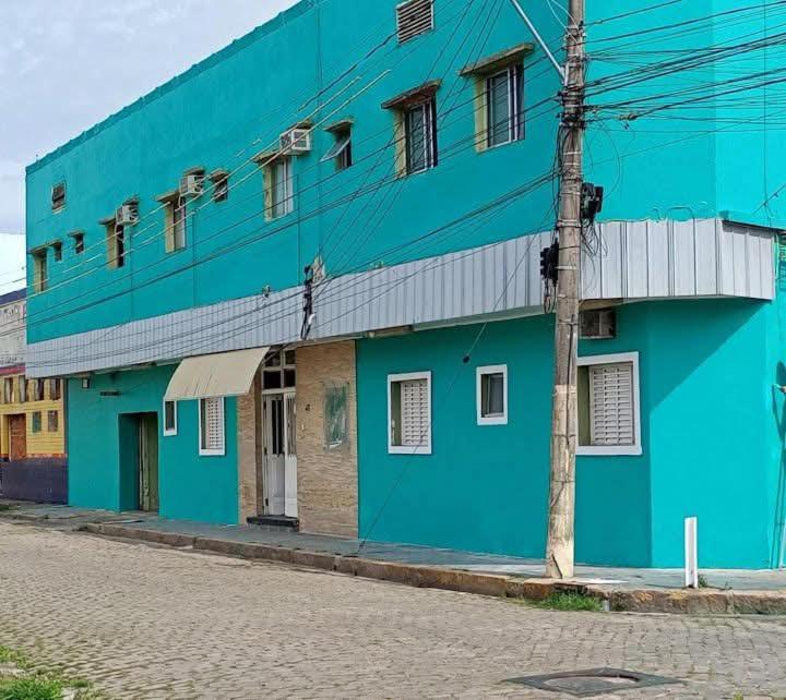 een blauw gebouw aan de straatkant bij Hotel Car in Rio Grande