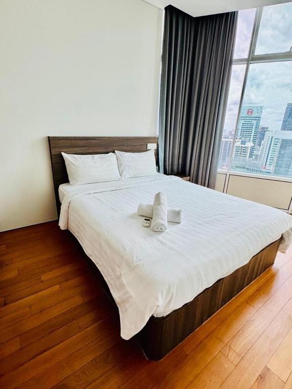 En eller flere senge i et værelse på Sky suites klcc stay Comfortable