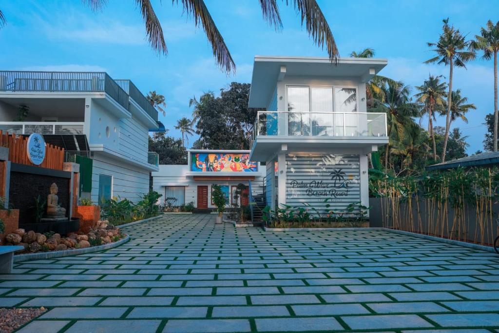 een huis met een stenen oprit voor een gebouw bij Palm Wave Beach Resort in Cochin