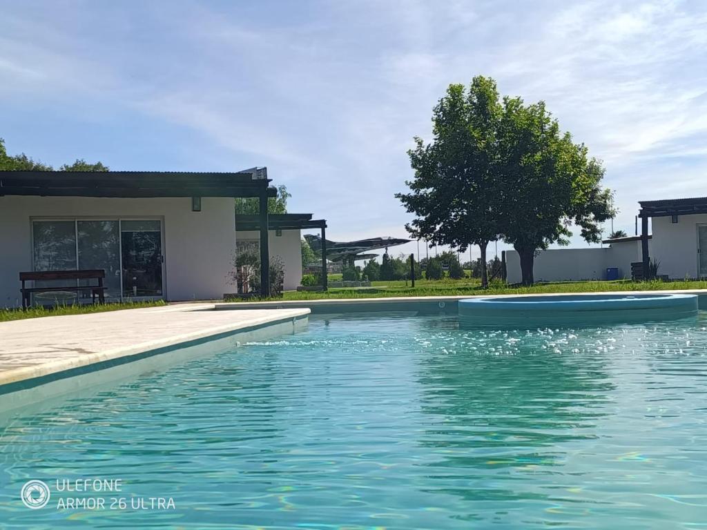 una piscina davanti a una casa di Cabañas Don Ricardo a Dolores