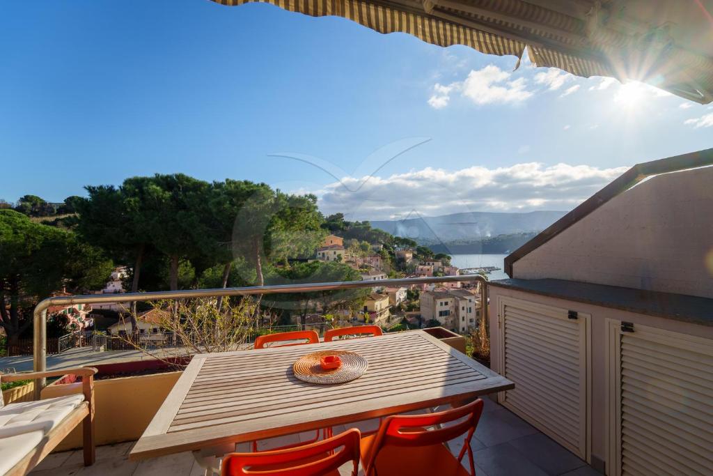 een tafel en stoelen op een balkon met uitzicht bij Il Porto 19 - Goelba in Porto Azzurro