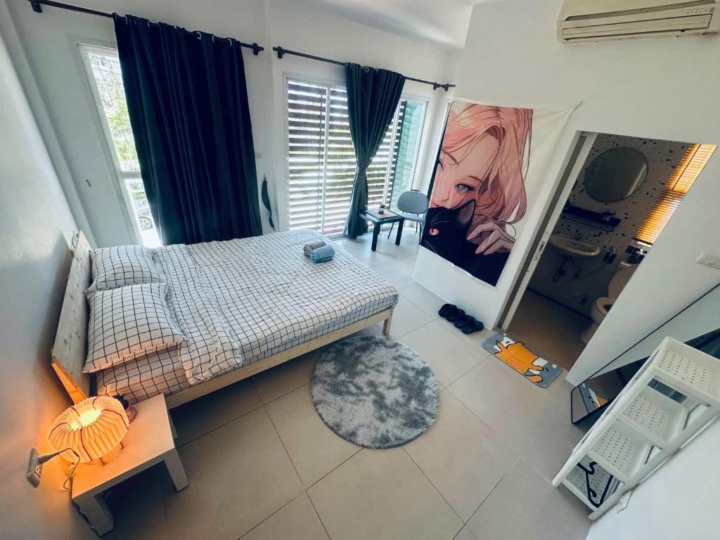 een slaapkamer met een bed en een raam bij HulaFling Homestay in Ban Bo Han