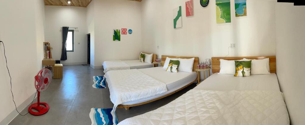 En eller flere senge i et værelse på Homestay Sỹ Vĩnh Hy