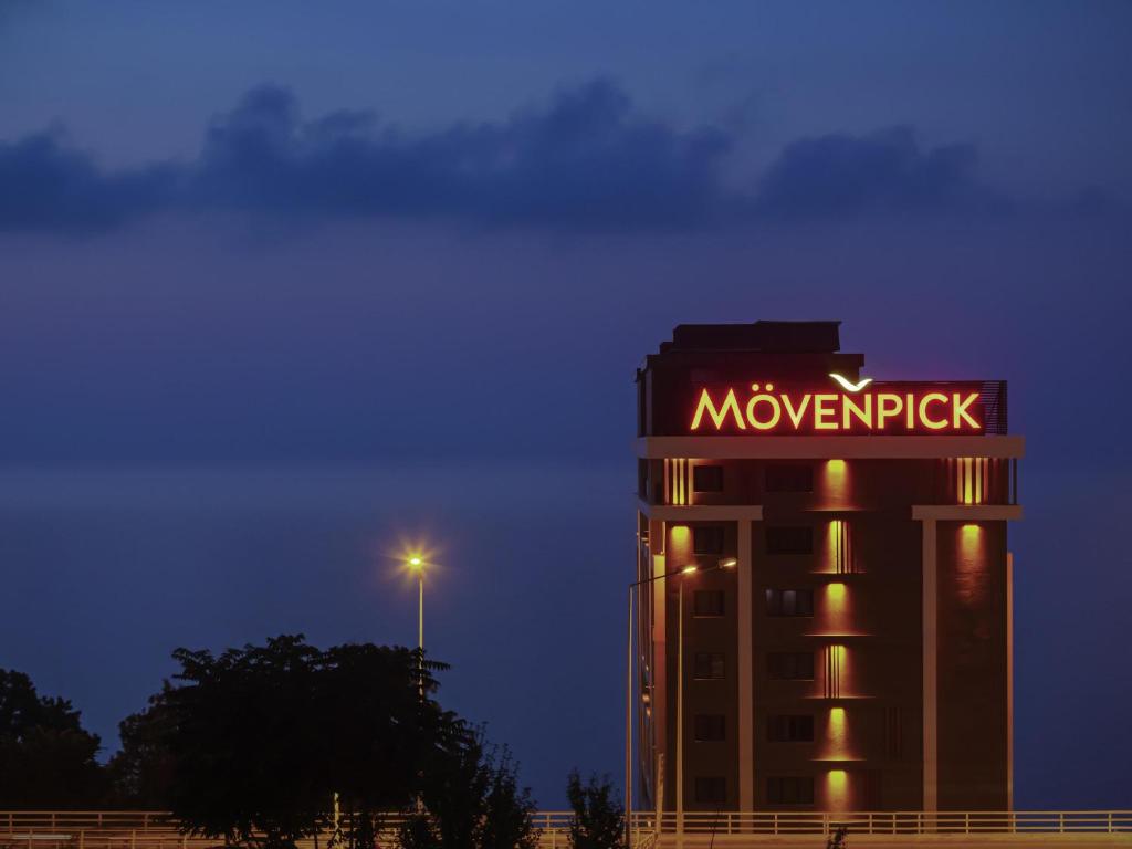un edificio con un cartello sopra di esso di notte di Mövenpick Hotel Trabzon a Trabzon