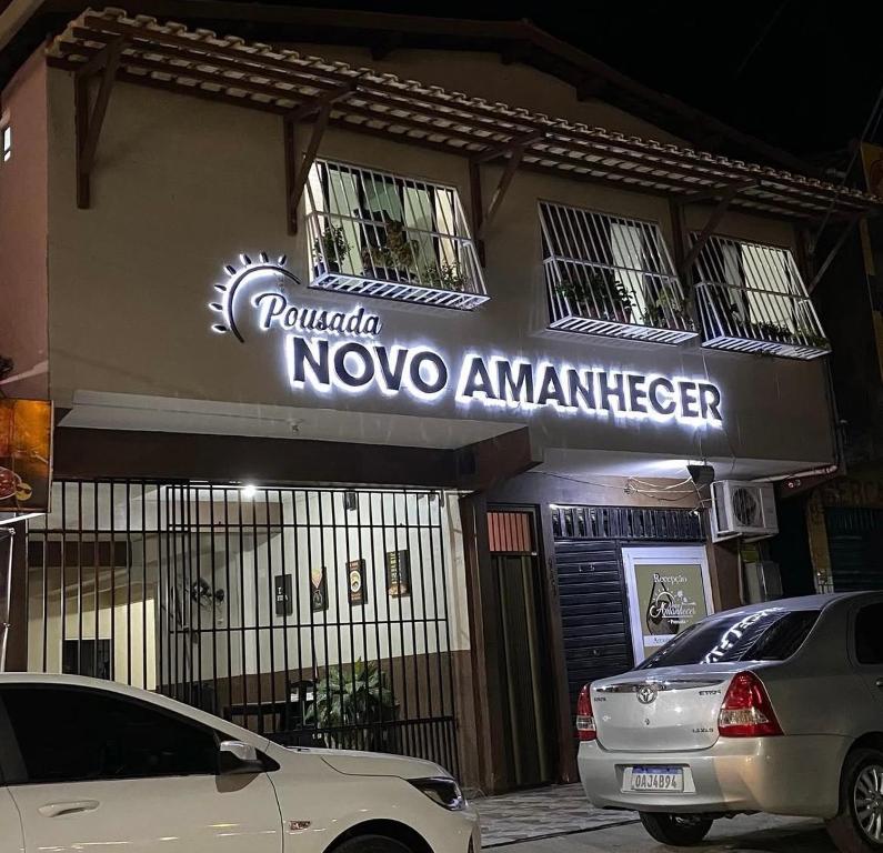 un cartello con un amperometro spento sulla facciata di un edificio di Pousada Novo Amanhecer a Itarema