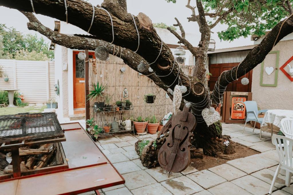 a tree with a guitar hanging from it at Gegund Guest Accomodation in Parys