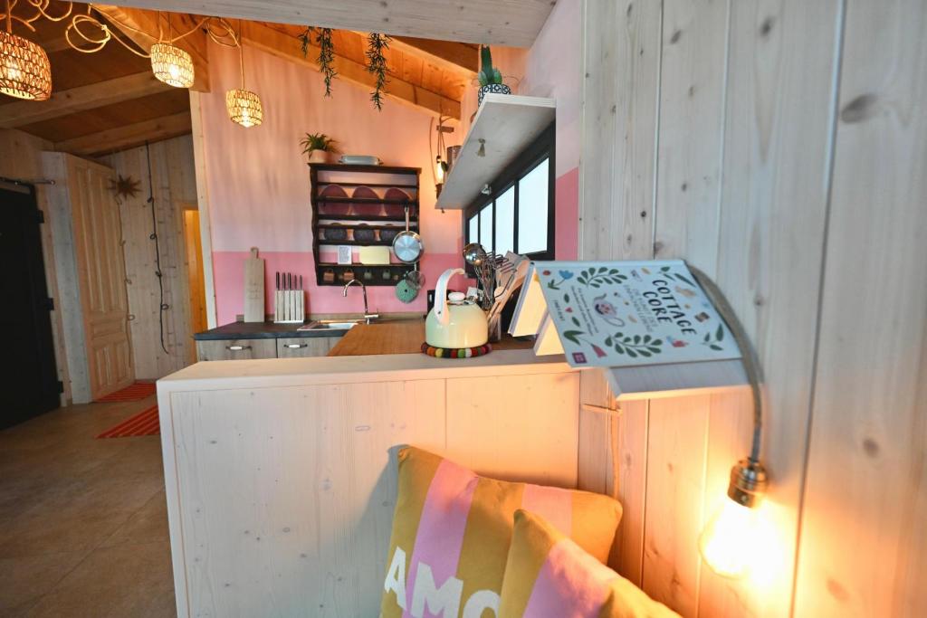 een keuken met een aanrecht met een waterkoker bij Garden Apartment in Flachau