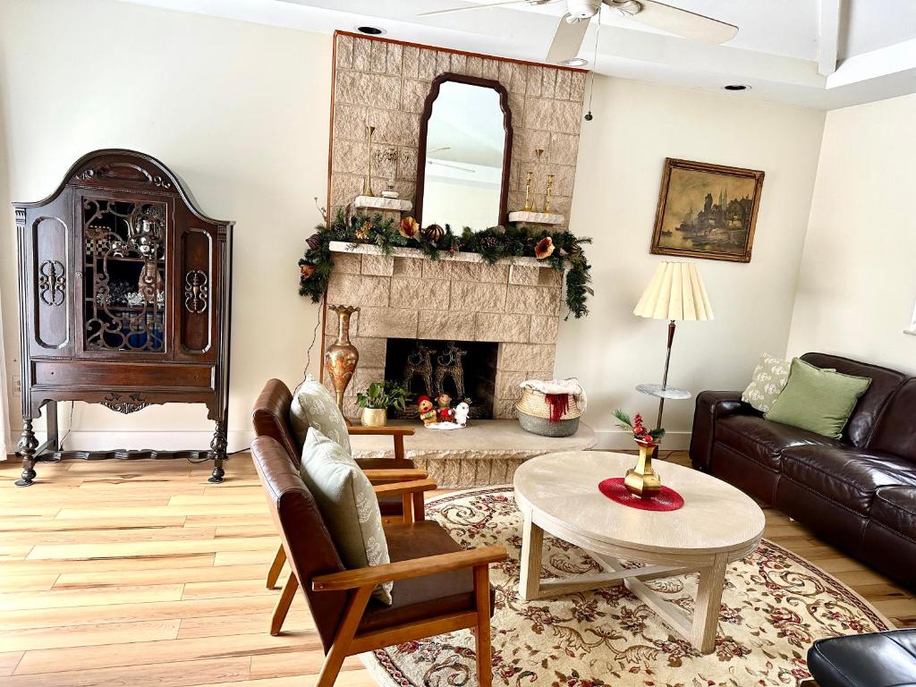 un soggiorno con divano e camino di Charming Getaway Make Memories a Sterling Heights