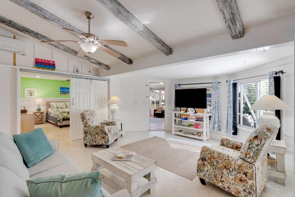 TV a/nebo společenská místnost v ubytování Waterfront Fishermans Paradise