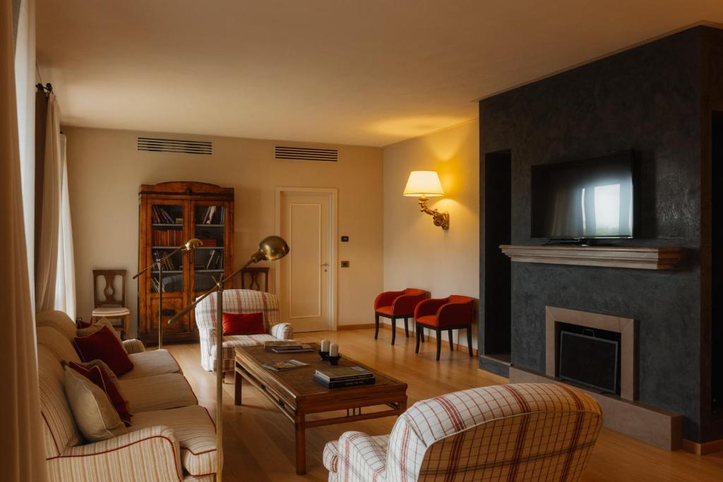 een woonkamer met een bank en een open haard bij Fonteliving RestArt in San Casciano dei Bagni