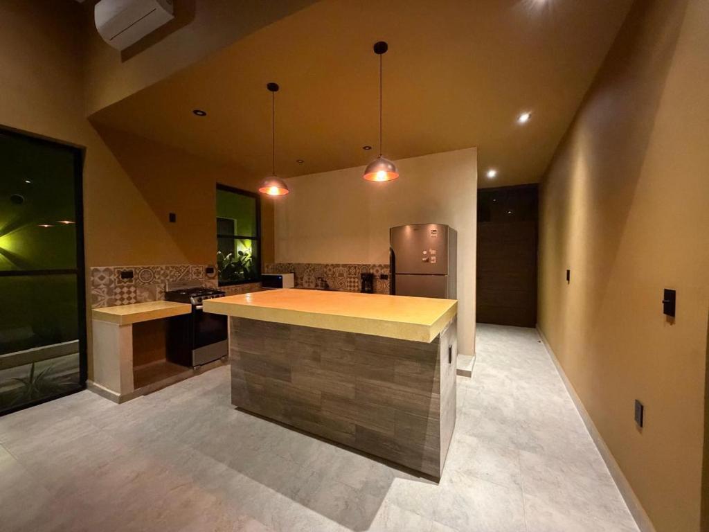 een grote keuken met een aanrecht en een koelkast bij Casa Colibrí in Zipolite