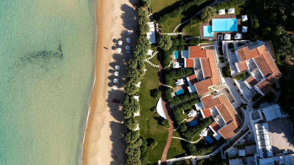 eine Draufsicht auf den Strand und das Meer in der Unterkunft Baia Bianca Suites in Portoferraio