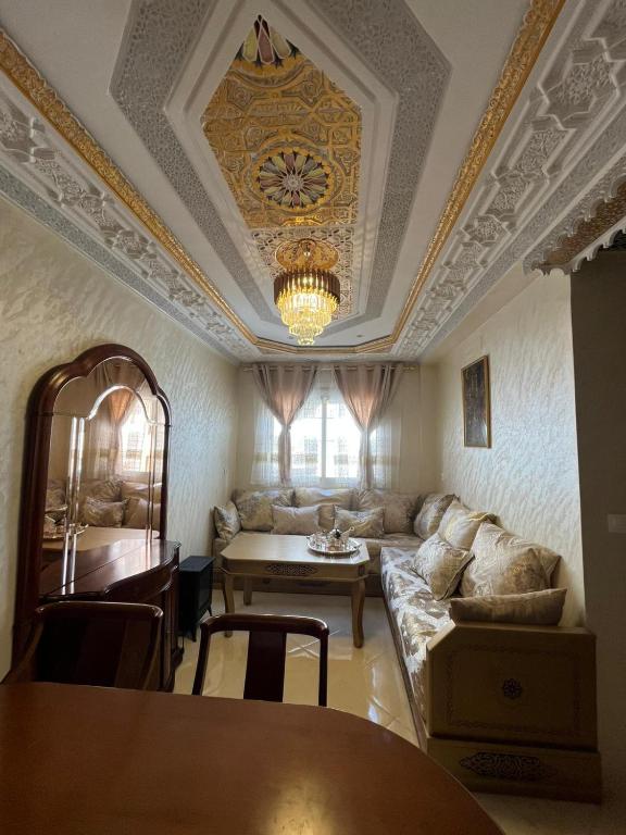 a living room with a couch and a table at Ideal Tetuan in Tétouan