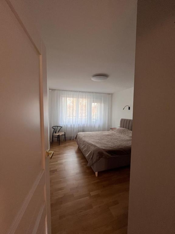 En eller flere senge i et værelse på Apartamentai Akvilė