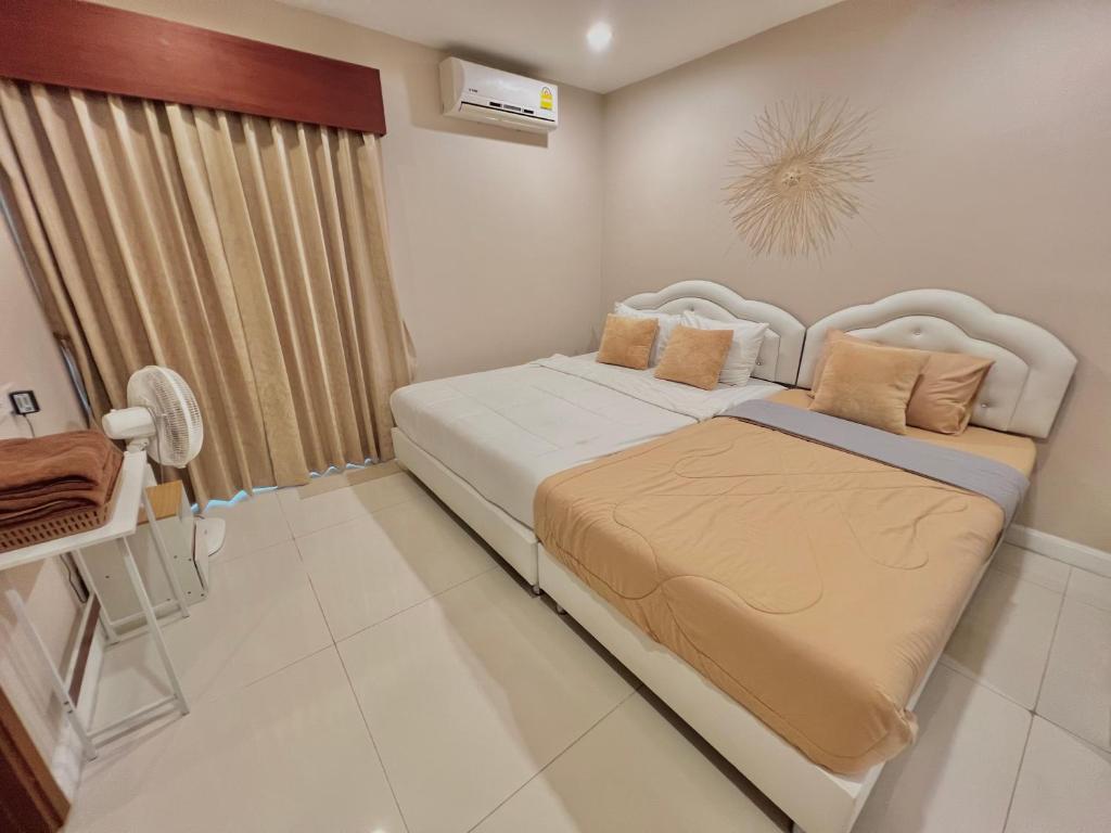 Un dormitorio con una cama y un escritorio. en Seaview pool villa bangsaray, en Bang Sare