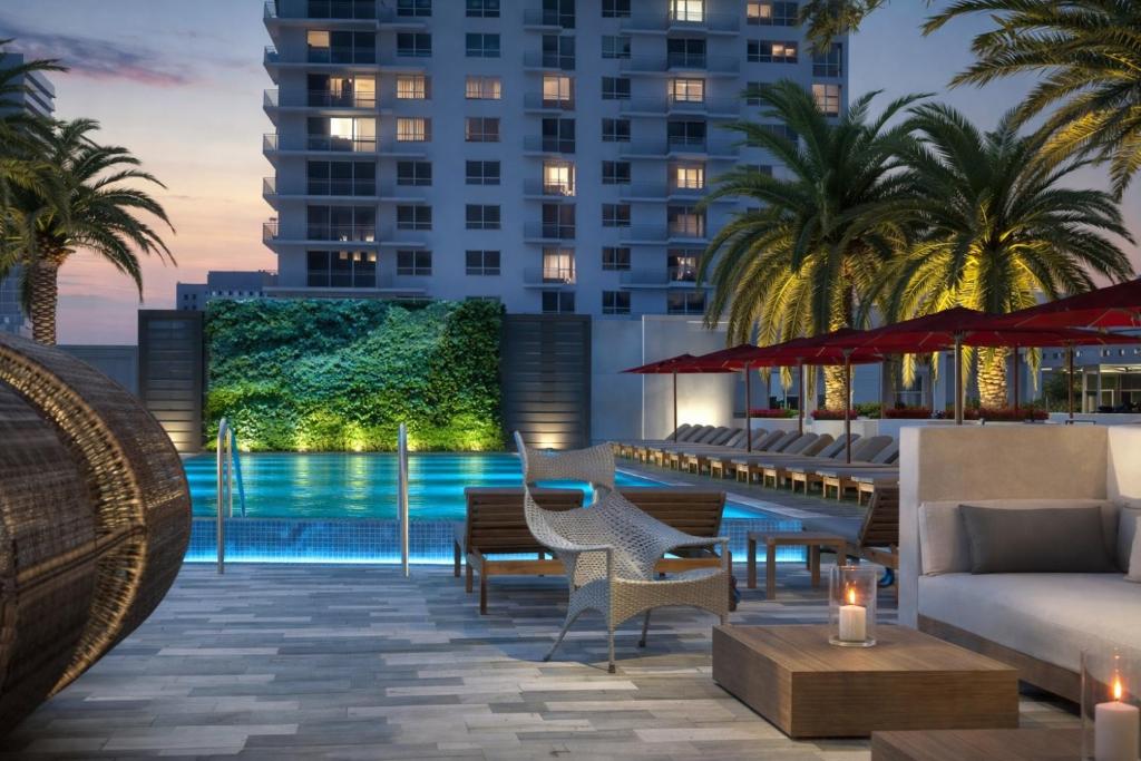 un patio dell'hotel con vista sull'oceano di Miami Skyline Residences by Untitled Stay a Miami