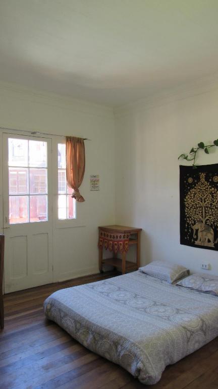 Giường trong phòng chung tại Dormitorio en CasaLaDorada