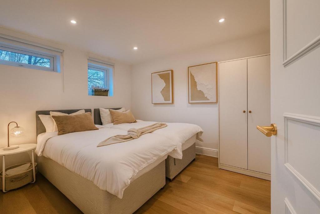 een slaapkamer met een groot bed in een kamer bij Louisville Flat 4 in Newmarket