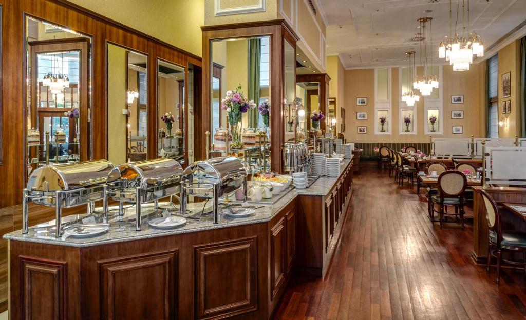 Reštaurácia alebo iné gastronomické zariadenie v ubytovaní Hotel Polonia Palace