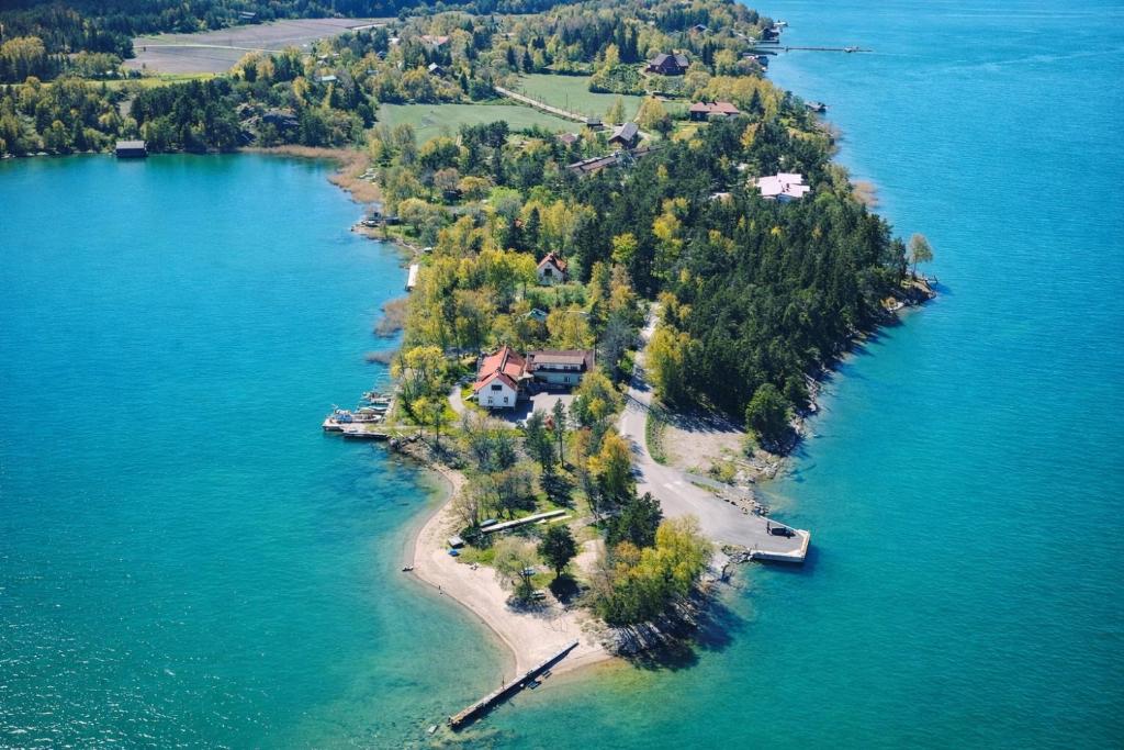 eine Insel im Wasser mit einem Haus darauf in der Unterkunft Vitteludd seaside apartments Houtskär in Houtskari
