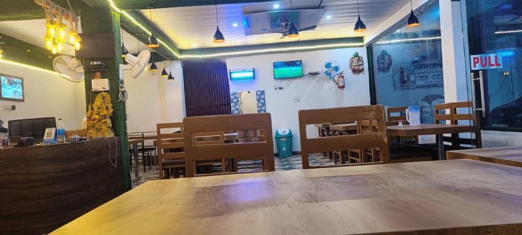 Et tv og/eller underholdning på Hotel mahalaxmi palace langasu karnparyag